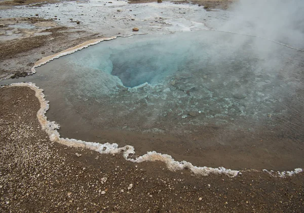 L'eau cristalline d'une source géothermique — Photo