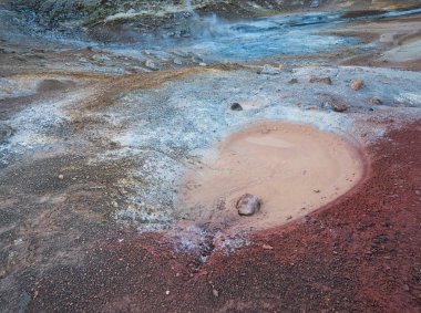 Krysuvik'teki çamur delikleri ve parlak renkler