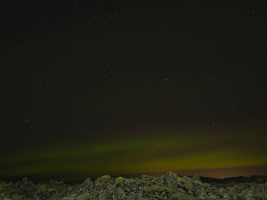 Ufukta yıldızlar ve kuzey ışıkları