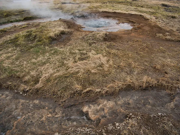 沸騰した水を持つ小さな地熱プール — ストック写真