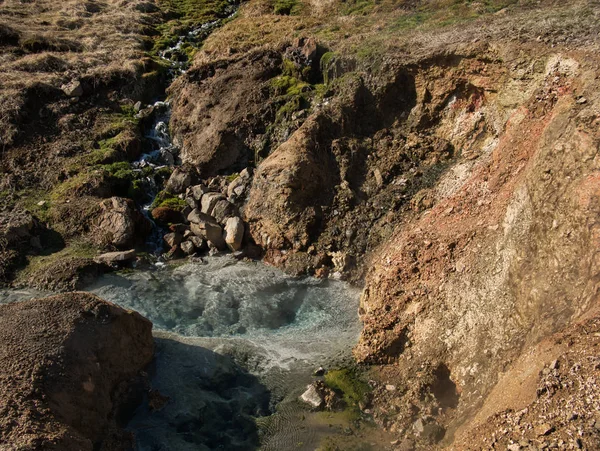 Kristallklart vatten på en fjäder nära Reykjadalur — Stockfoto