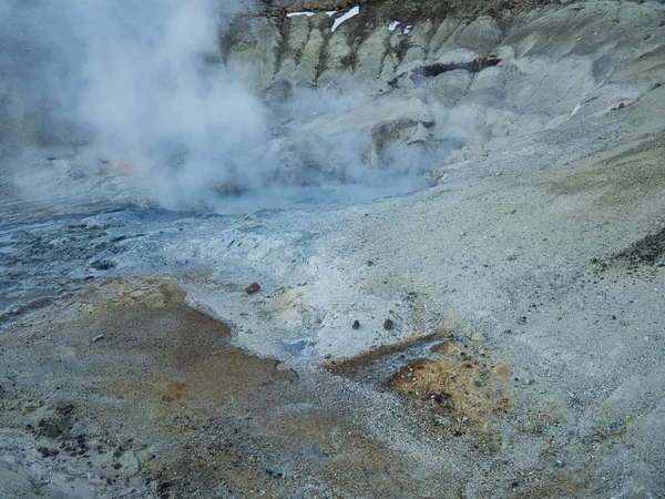 Πολύχρωμο ηφαιστειακό έδαφος με ιαματικές πηγές — Φωτογραφία Αρχείου