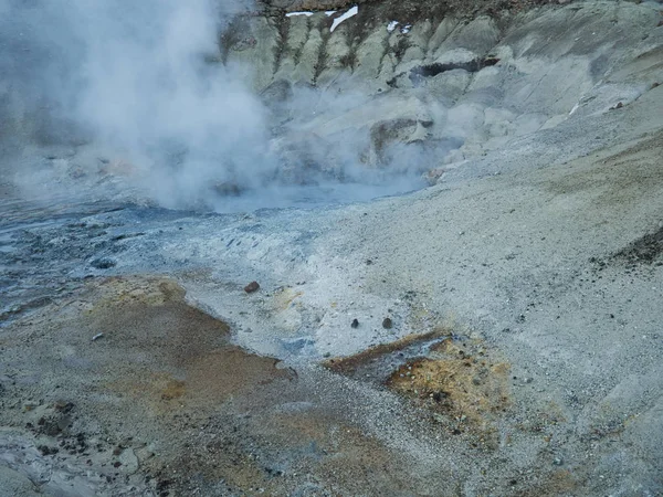 Terreno vulcanico colorato con sorgenti termali — Foto Stock