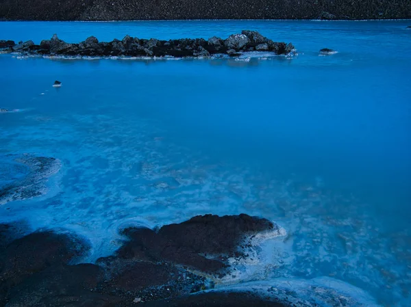 Sjö med mjölk vatten framför den blå lagunen — Stockfoto