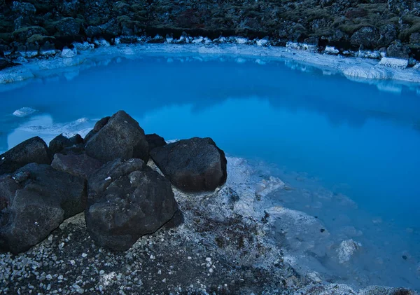 L'eau de la lagune bleue entourée de rochers — Photo