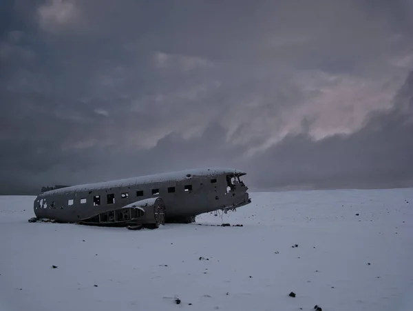 Um avião caiu num campo nevado na Islândia. — Fotografia de Stock