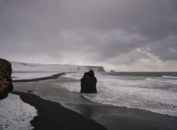 The Black Beach in Iceland with rocks in the sea — Stock Photo, Image