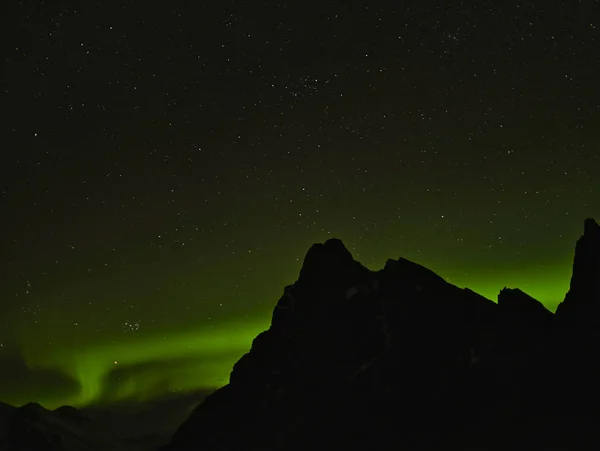 Montañas con luces boreales en el fondo —  Fotos de Stock