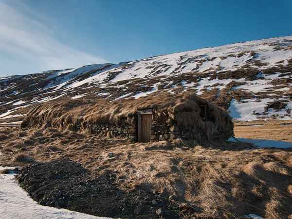 Traditionellt torv hus på en äng på Island — Stockfoto