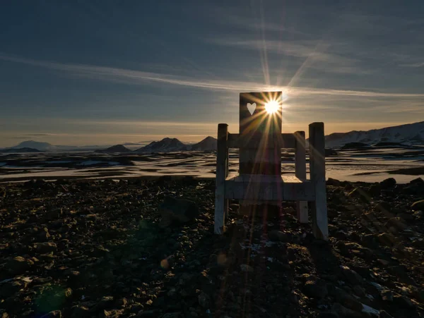 Solen skiner genom hålet i en stol — Stockfoto