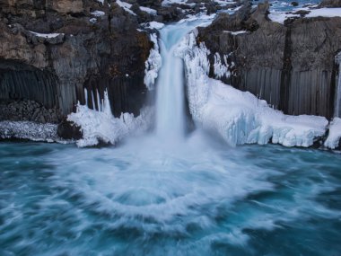 Aldeyjarfoss şelalesinin mavi havuzu