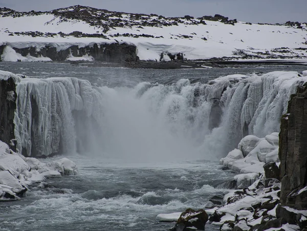 Снег и лёд на водопаде Деттифосс в Исландии — стоковое фото