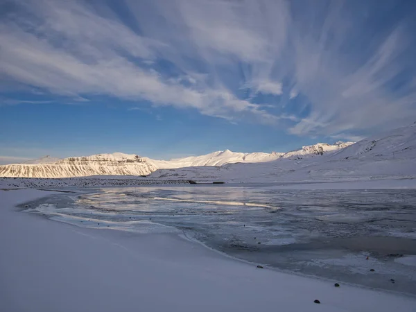 Όμορφο χειμερινό τοπίο με λίμνη και σύννεφα — Φωτογραφία Αρχείου