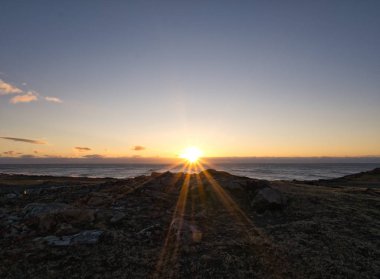 Ufukta gün batımı ile deniz manzarası
