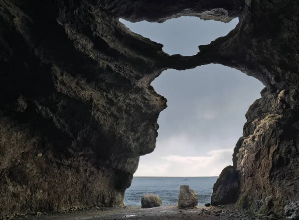 Una vista desde una gran cueva con dos aberturas — Foto de Stock