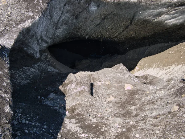 Stor entré till en glaciärgrotta på Island — Stockfoto