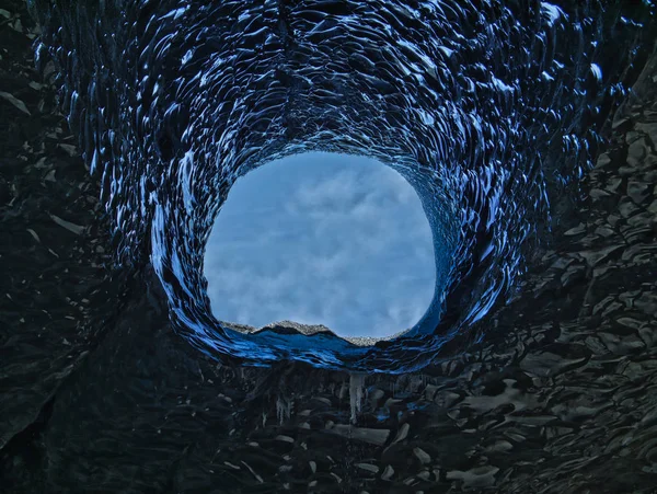 Une grande ouverture dans une grotte de glacier bleu — Photo