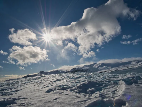 Snö och is glittrande i den låga solen — Stockfoto