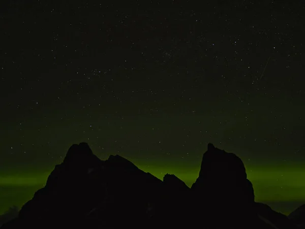 Aurora Boreal en Islandia detrás de las montañas —  Fotos de Stock