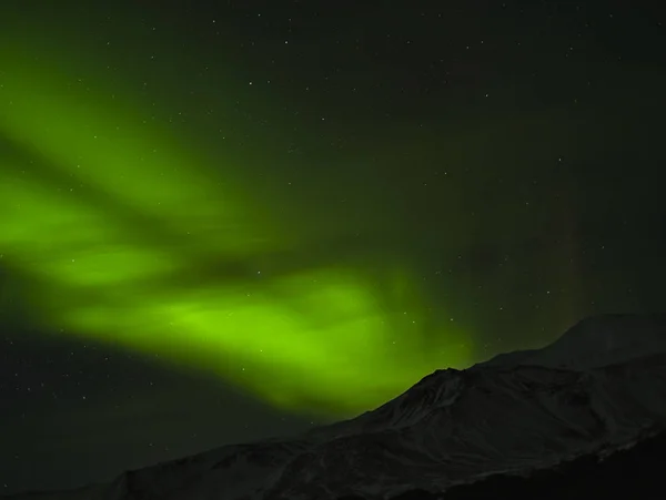 Green aurora borealis over a mountain range — Stock Photo, Image