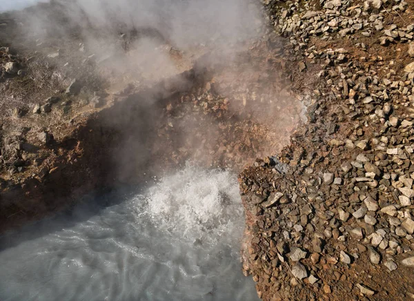 Vapeur sur un trou de boue bouillante en Islande — Photo