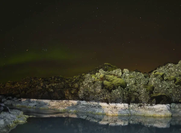 Northern lights and reflecting rocks in the water — Stock Photo, Image