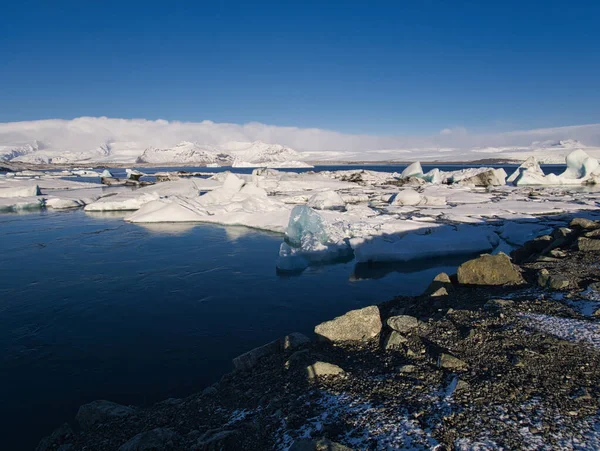 Pezzi di ghiaccio alla deriva nel lago ghiacciato — Foto Stock