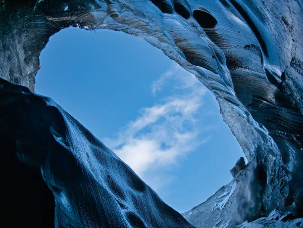 Gletscheröffnung aus der blauen Eishöhle in Island — Stockfoto