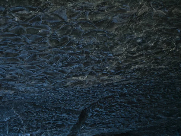 Épaisse couche de glace provenant d'une grotte glaciaire en Islande — Photo