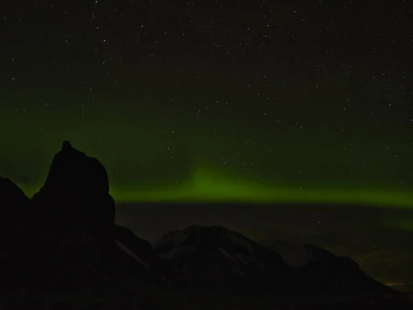 Gyönyörű csillagos ég sarki fényekkel Izlandon — Stock Fotó