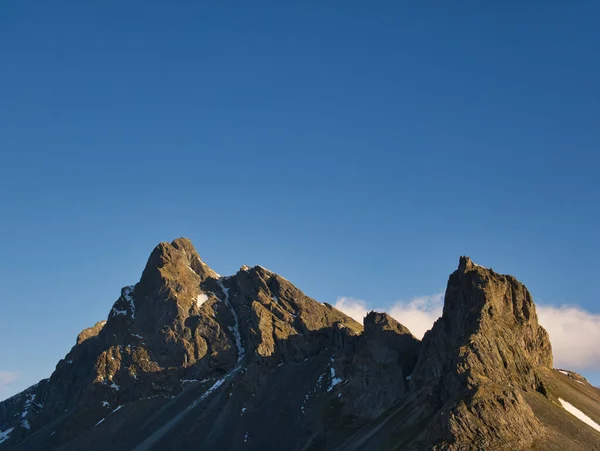 Un massiccio montuoso in Islanda la mattina presto — Foto Stock