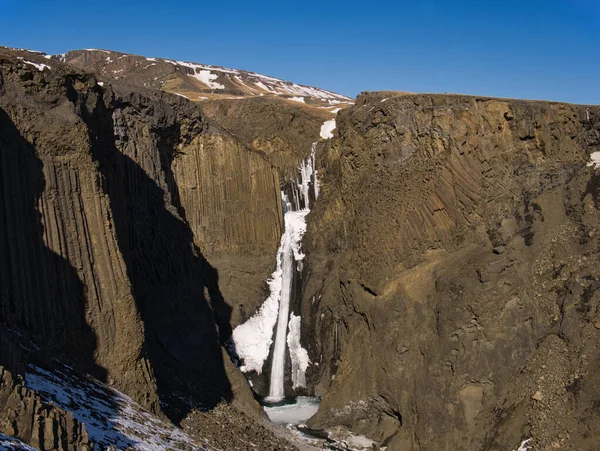 İzlanda 'daki kısmen buzlu Henigfoss Şelalesi — Stok fotoğraf