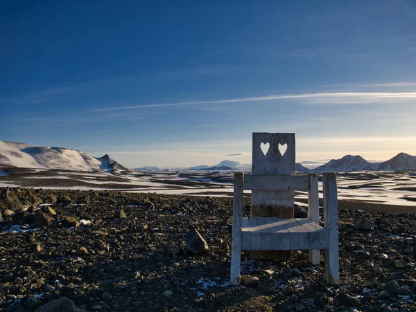 En stol med två hjärtan på en liten kulle — Stockfoto