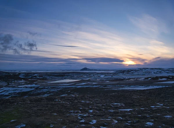 Solnedgång över sjön Myvatn på vintern — Stockfoto
