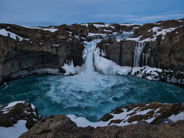 Basalt stenar och den blå Aldeyjarfoss vattenfall — Stockfoto