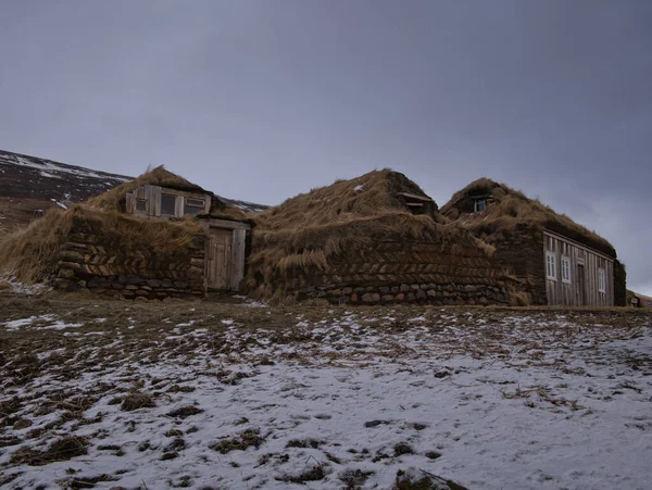 Укладаються камені і торф'яні шари з торф'яного будинку — стокове фото