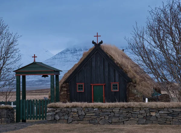 A entrada para uma pequena igreja de turfa na Islândia — Fotografia de Stock