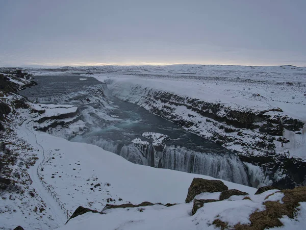 Caminho nevado para a cachoeira Gullfoss na Islândia — Fotografia de Stock