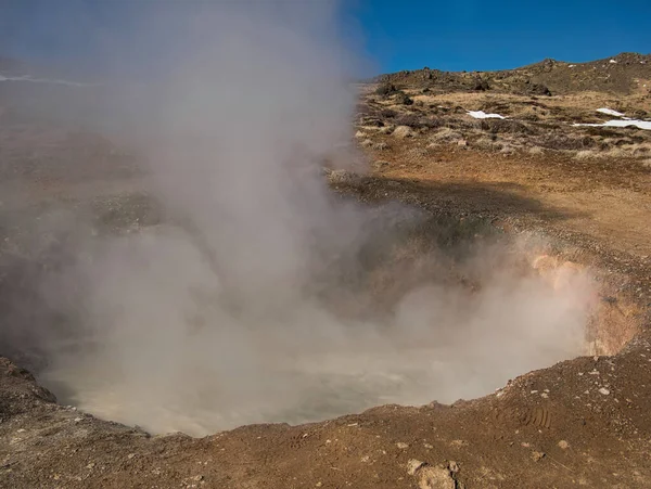 Un pot de boue bouillonnant dans les montagnes d'Islande — Photo