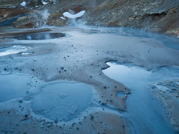 Otwór błotny w aktywnym obszarze geotermalnym Islandii — Zdjęcie stockowe