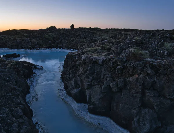 Geotermiskt vatten mellan vulkanstenarna — Stockfoto