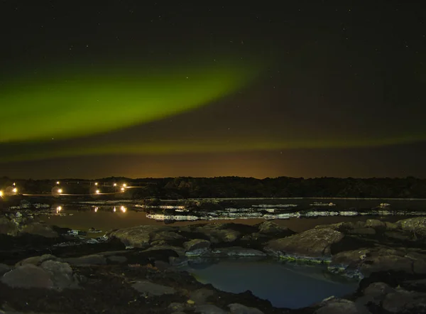 Mavi Göl 'ün üzerindeki Yıldızlar ve Kuzey Işıkları — Stok fotoğraf