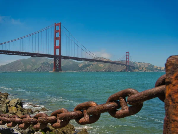 Puente Golden Gate Con Una Cadena Oxidada Primer Plano —  Fotos de Stock