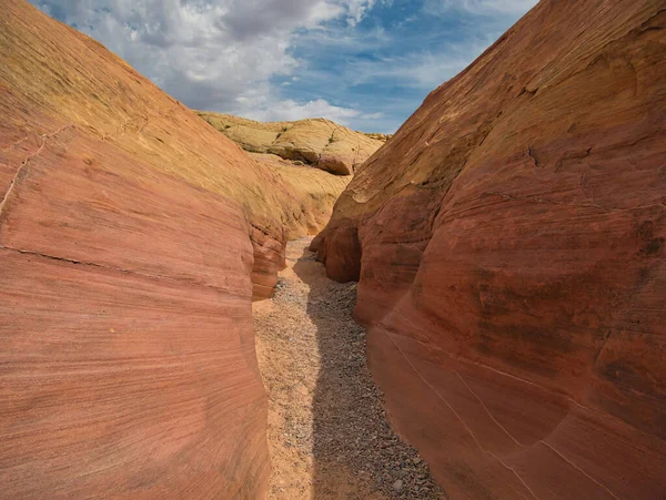 Ein Schmaler Gang Durch Eine Kleine Schlucht Mit Bunten Felsen — Stockfoto