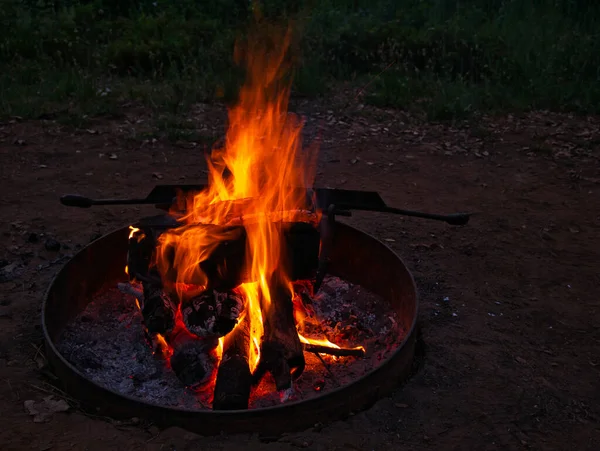 Glowing Ash Burning Wood Iron Fire Bowl — Stock Photo, Image