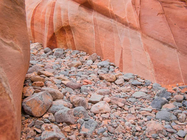 Plusieurs Petites Pierres Entre Deux Blocs Colorés — Photo