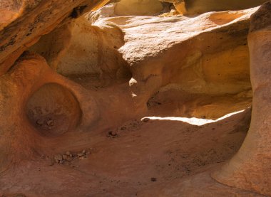 Bir mağara ve aşınmış bir kayanın içinde bir açıklık