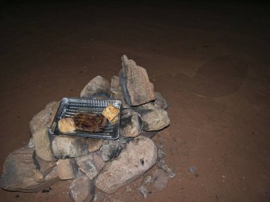 Izgara et ve ekmek alüminyum ızgara tepsisinde