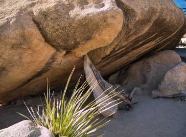 Büyük bir kayanın altında küçük kayalar var.