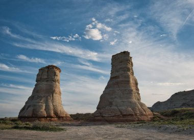 Manzaranın ortasında fil bacağı şeklinde iki kaya kulesi.
